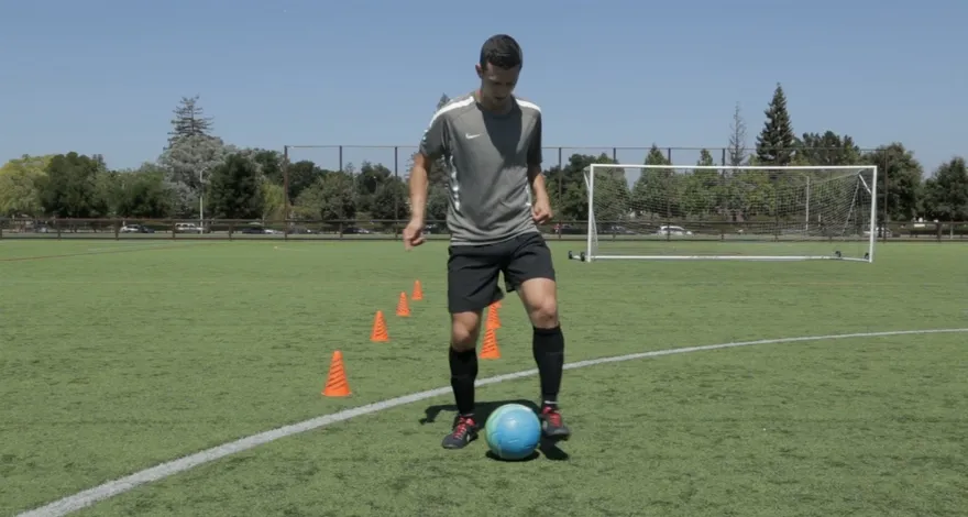 Comment développer de bonnes techniques de dribble au football ?