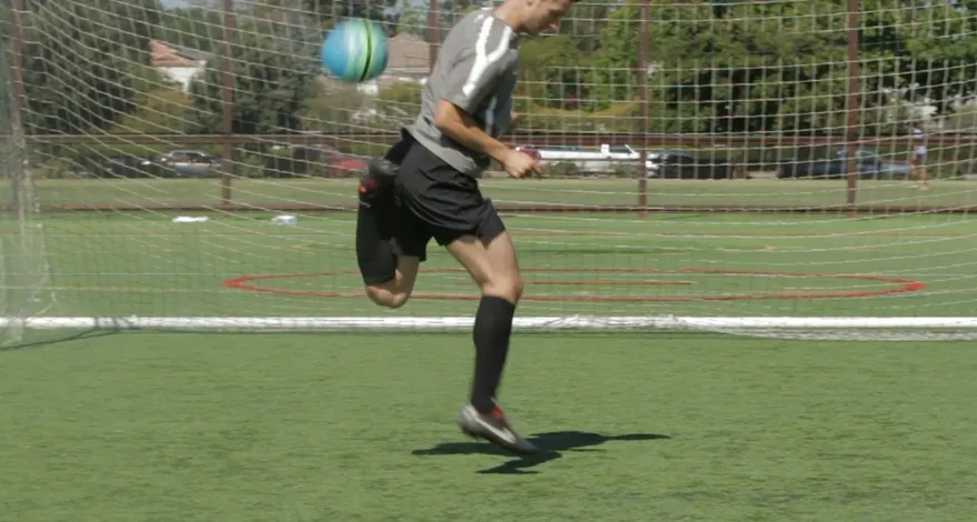 Comment faire un arc-en-ciel au football