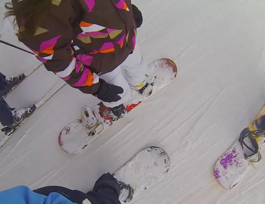 Comment descendre d'un téléski avec un snowboard ?