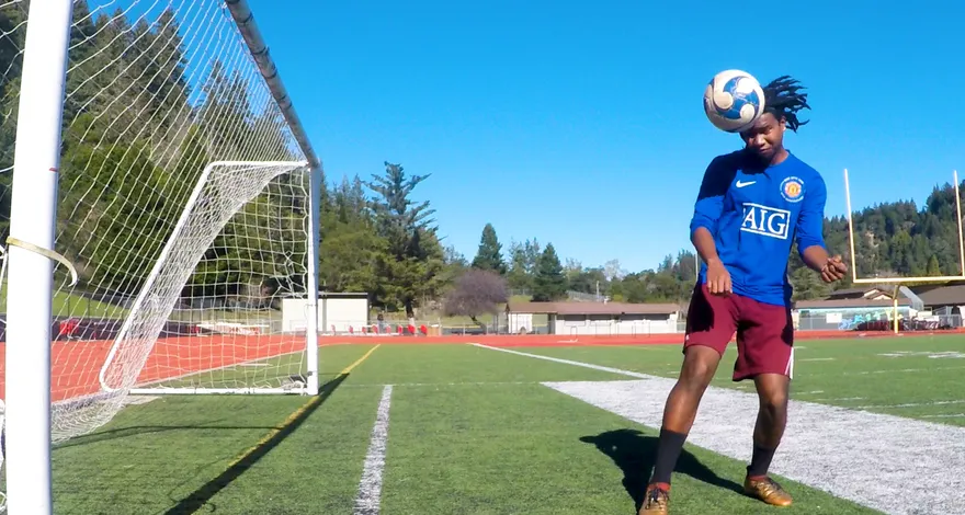 Comment jouer de la tête avec un ballon de football