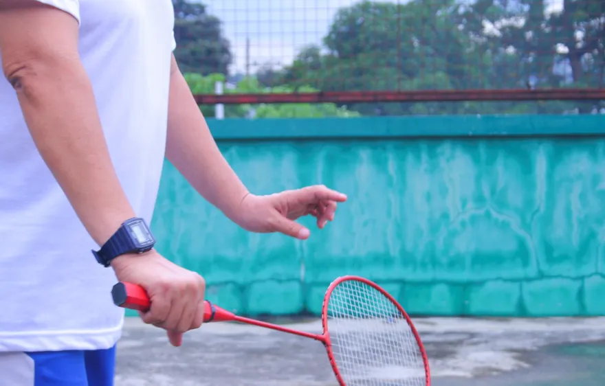 Comment faire un service en pichenette au badminton ?