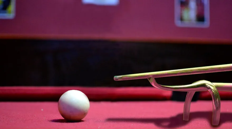 Comment tenir une queue de billard