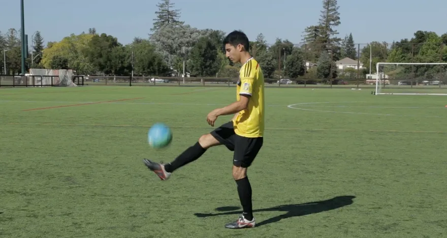 Comment taper dans un ballon de football