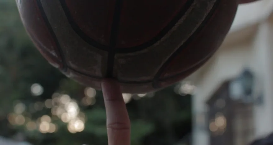 Comment faire tourner un ballon de basket sur son doigt ?