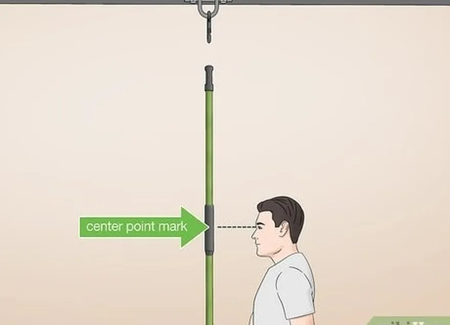 étape 2 déplacez le manche à balai vers le haut ou vers le bas jusqu'à ce que le point central soit à la hauteur des yeux.