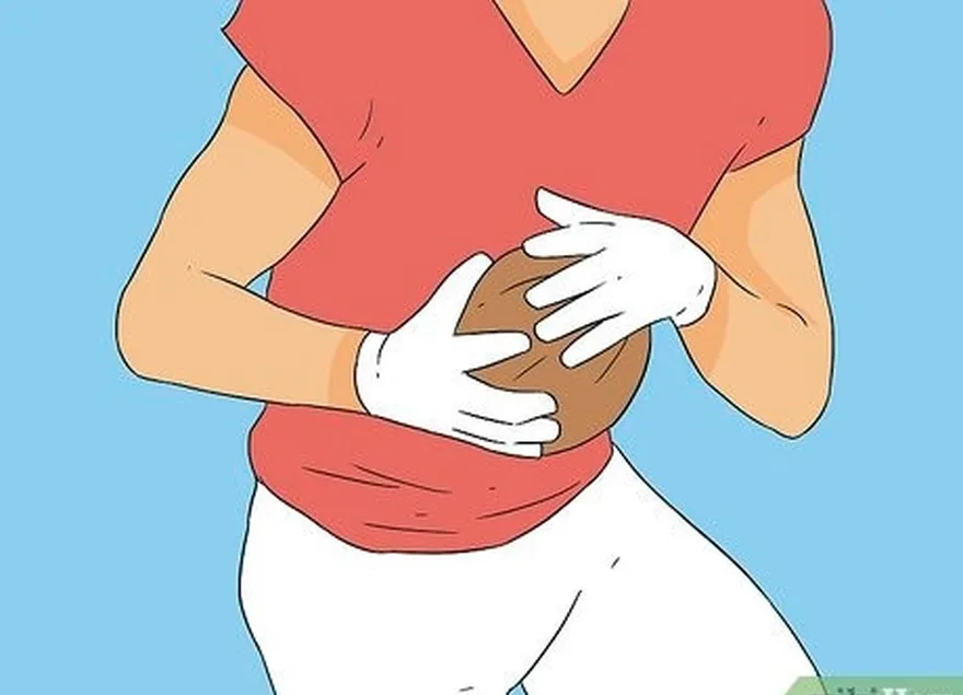 étape 6 utilisez vos deux mains pour placer le ballon entre vos biceps et votre poitrine.