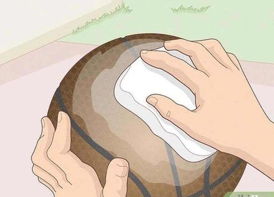 étape 5 tamponnez le nettoyant pour cuir sur la surface du ballon.