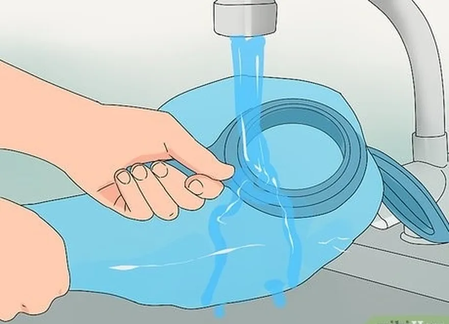 étape 11 rincez la vessie d'hydratation à l'eau, à l'intérieur et à l'extérieur.