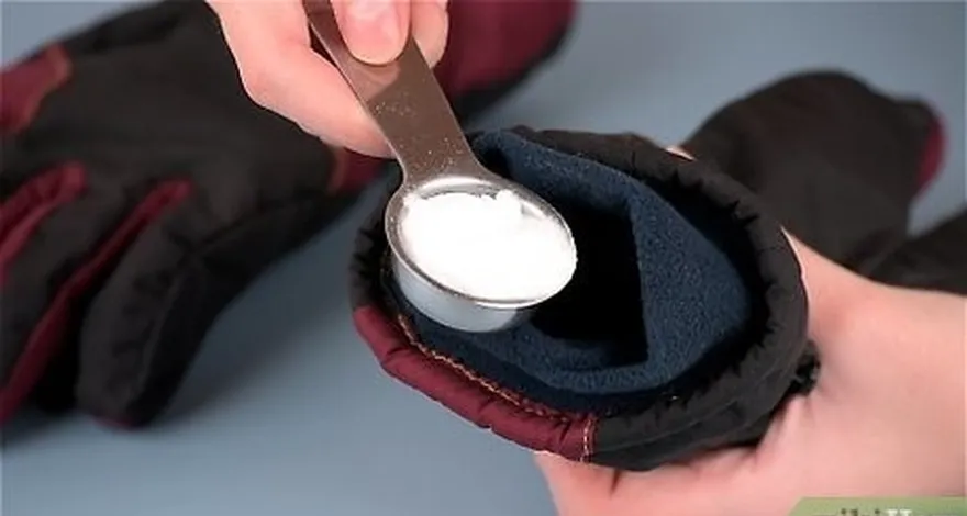 étape 1 secouez du bicarbonate de soude à l'intérieur de vos gants s'ils sont sales.'re smelly but not dirty.