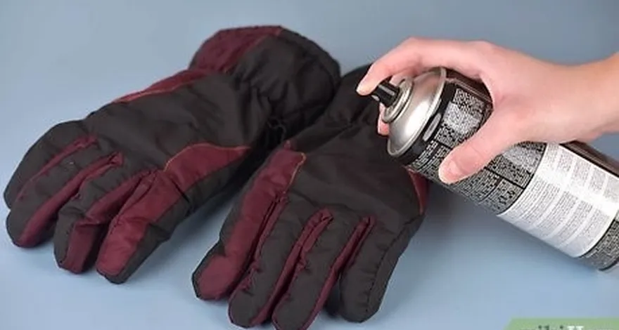 étape 4 : vaporisez un produit hydrofuge durable sur les gants imperméables.