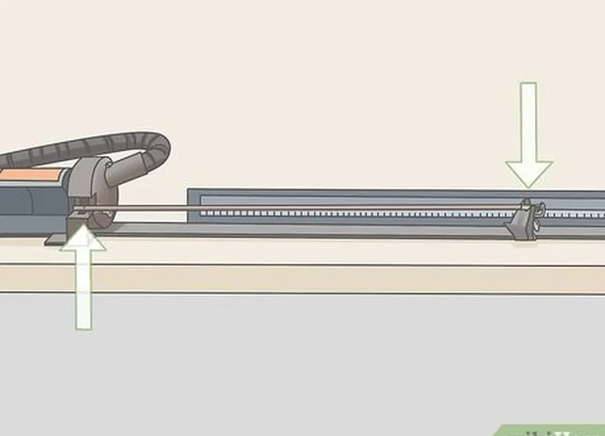 étape 2 placez la flèche sur la scie de manière à ce que le dos se trouve à l'intérieur de l'encoche du support.