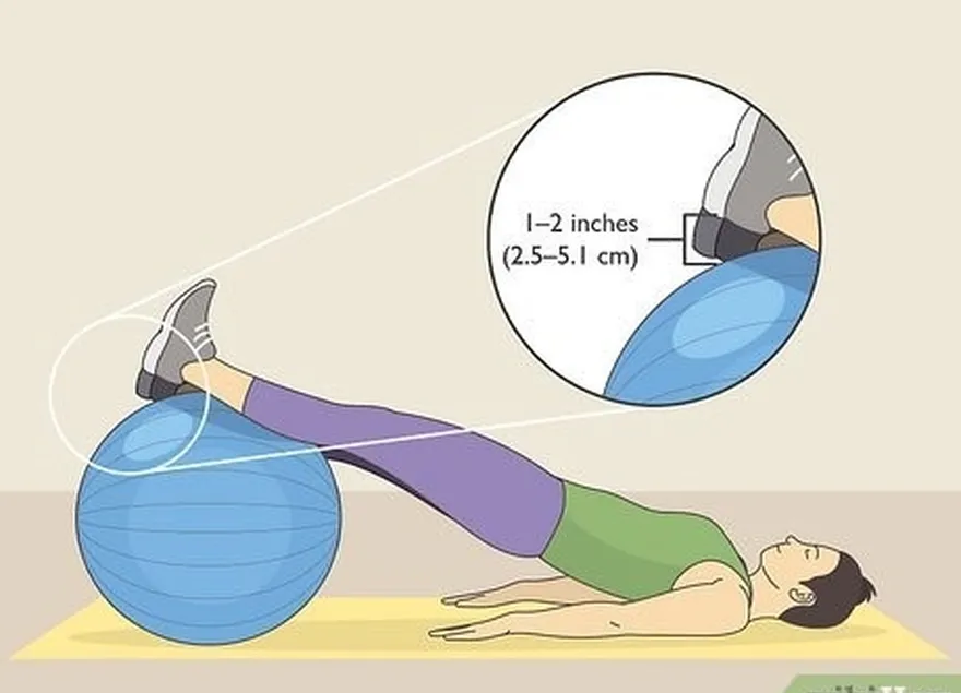 étape 8 soulevez une jambe du ballon pour rendre l'exercice plus intense.