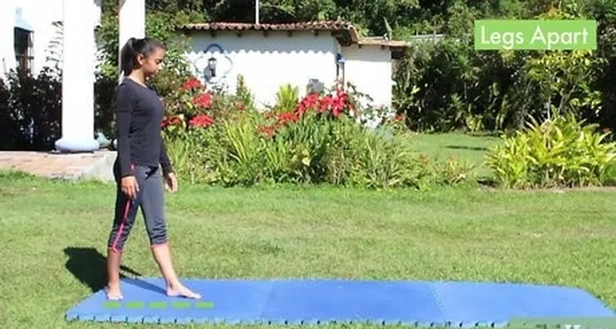 étape 1 tenez-vous debout, les jambes écartées à la largeur des épaules.