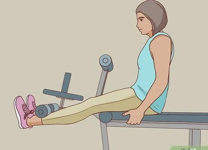 étape 3 faites des extensions de jambes sur un banc de musculation équipé de rouleaux pour les jambes.