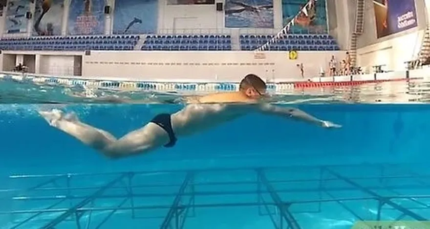 étape 1 faites quelques longueurs dans la piscine.