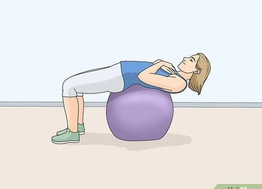 étape 2 asseyez-vous sur votre ballon de yoga et penchez-vous en arrière pour former un crunch abdominal.