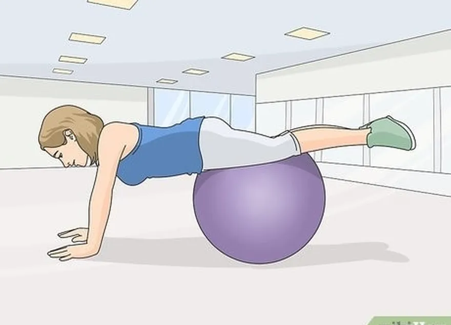 étape 4 effectuez une planche avec les cuisses reposant sur le ballon de yoga.