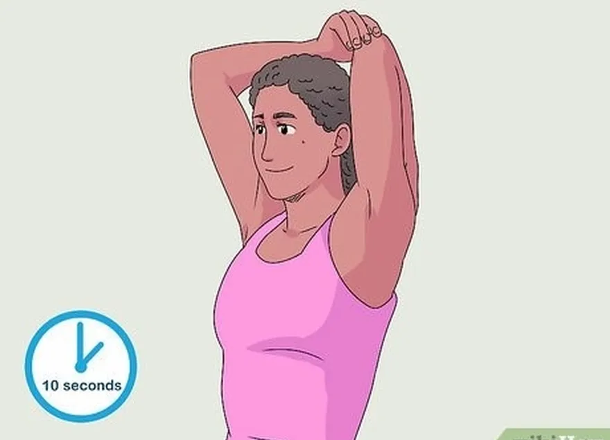 étape 4 travaillez l'étirement du triceps au-dessus de la tête pour assouplir votre dos et vos épaules.