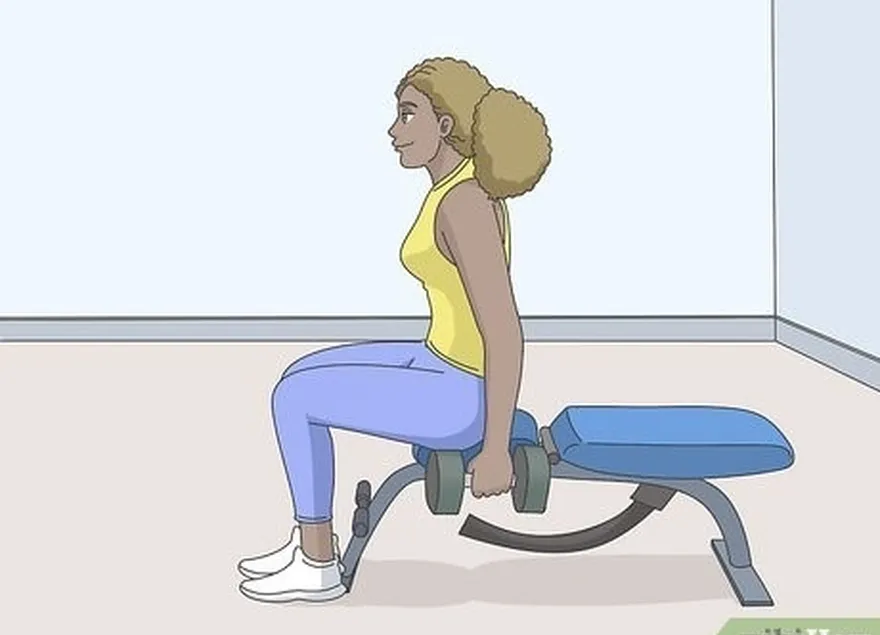 étape 2 commencez par des flexions avec haltères en position assise pour faire travailler vos biceps jusqu'à la fatigue.