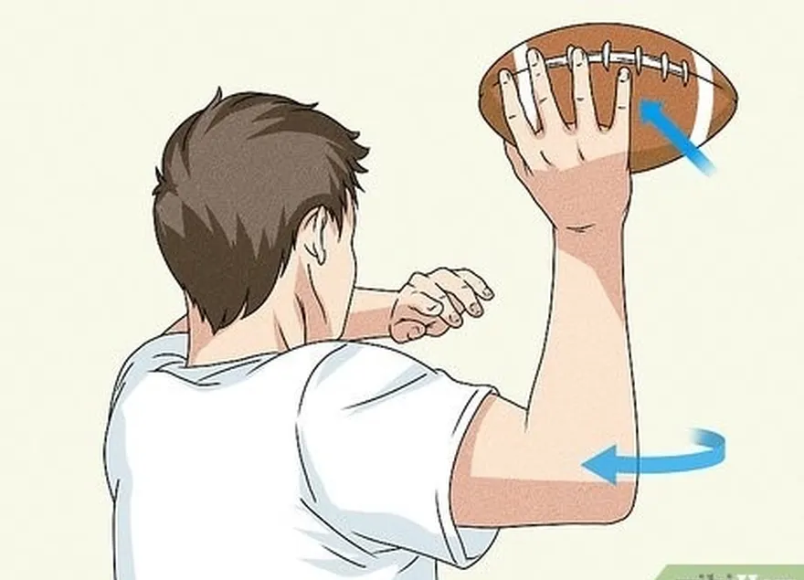 étape 3 tenez les lacets avec deux doigts et faites claquer votre poignet pour lancer un ballon de football.