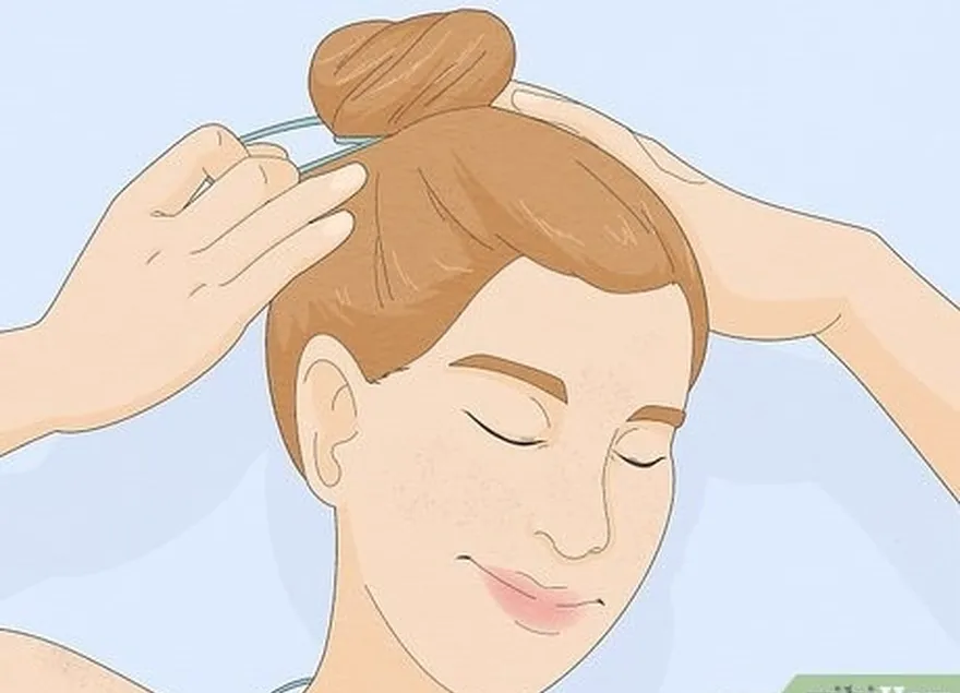 portez vos cheveux en chignon haut pour garder les mèches lâches hors de l'eau.