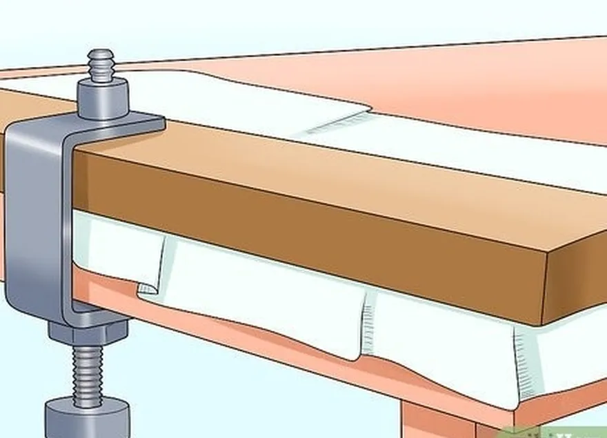 étape 1 fixez votre batte de façon à ce que le bord plat soit tourné vers le haut.