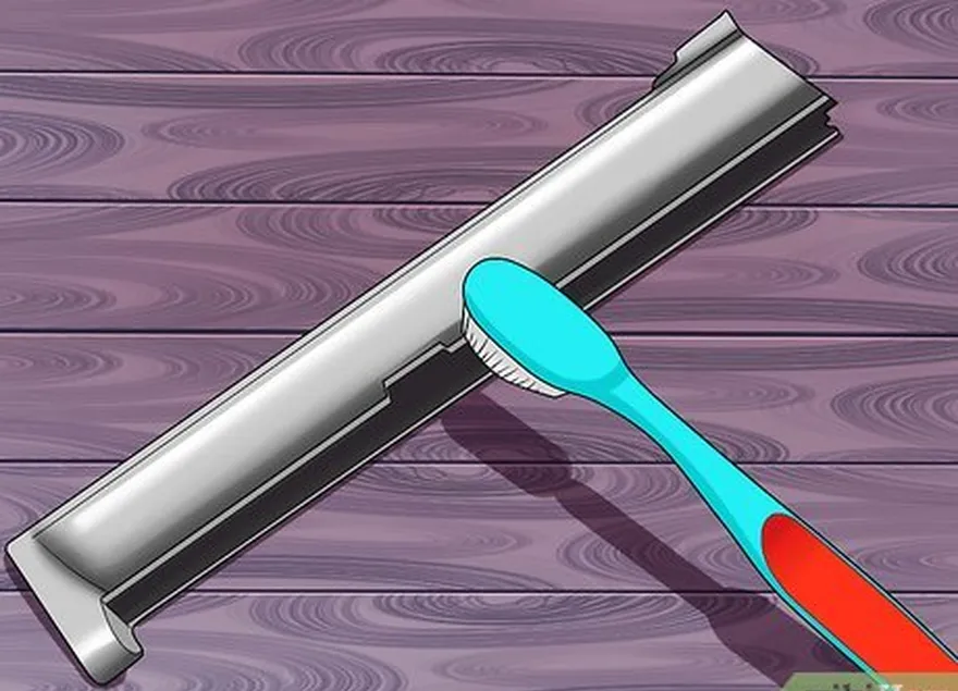 étape 4 frottez l'ensemble du pistolet avec une brosse (sans poils métalliques ; utilisez une brosse à dents).