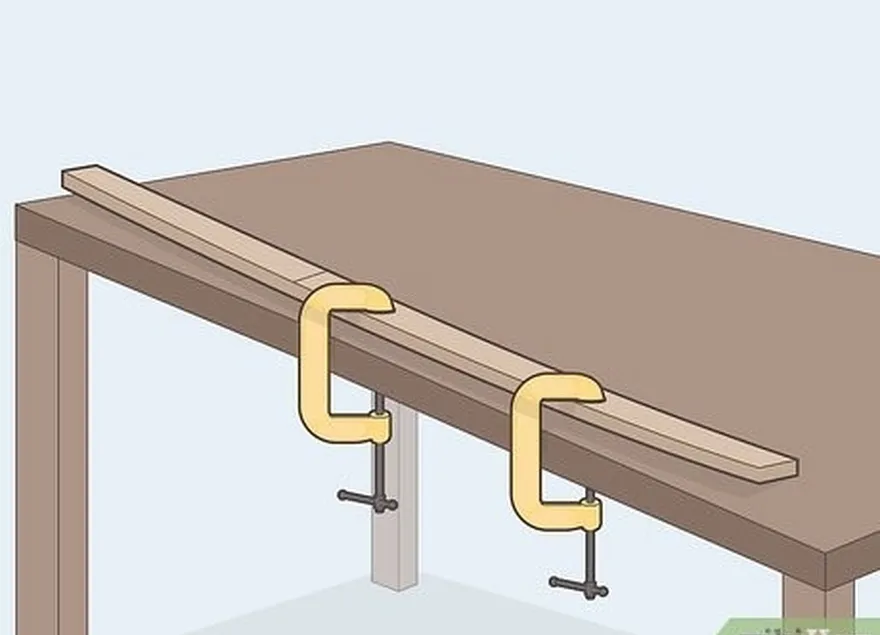 étape 1 fixez le bois sur votre table de façon à ce qu'il soit à plat sur le côté.