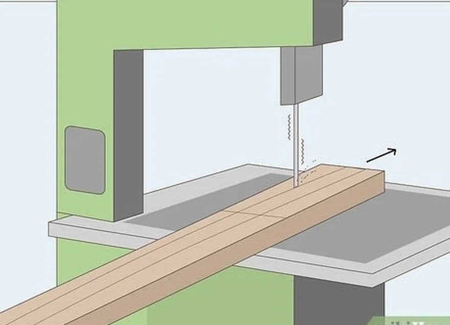 étape 2 passez la planche sous votre scie à ruban pour découper le contour.