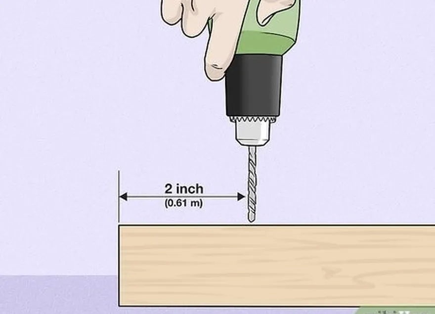 étape 4 percez un deuxième trou à 5,1 cm du haut de chaque poutre en bois.