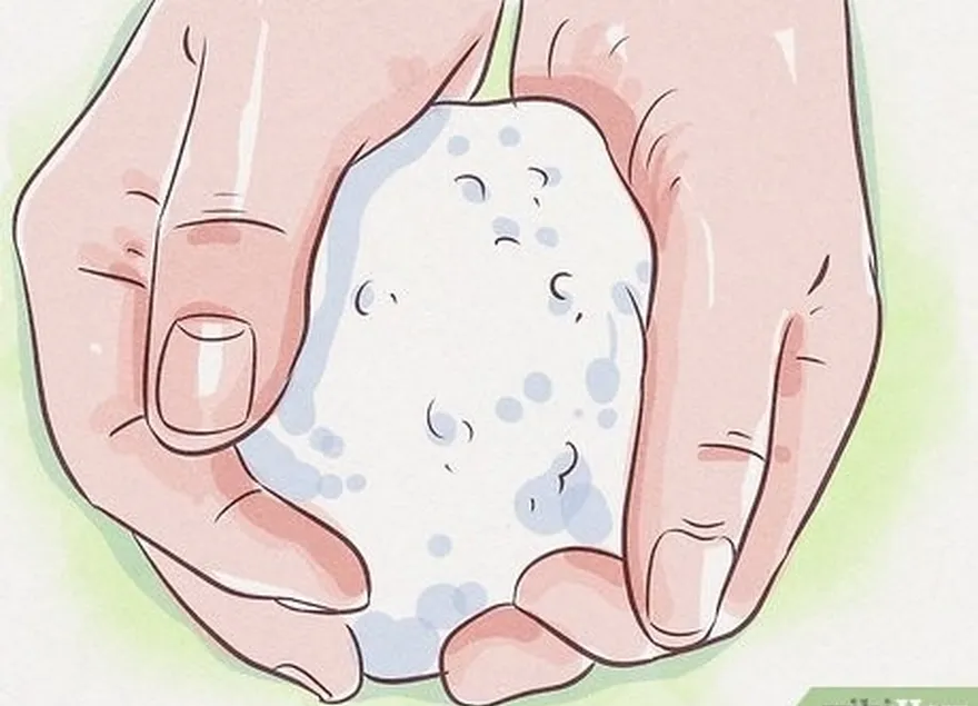 étape 1 tassez une boule de neige avec vos mains pour la partie inférieure.