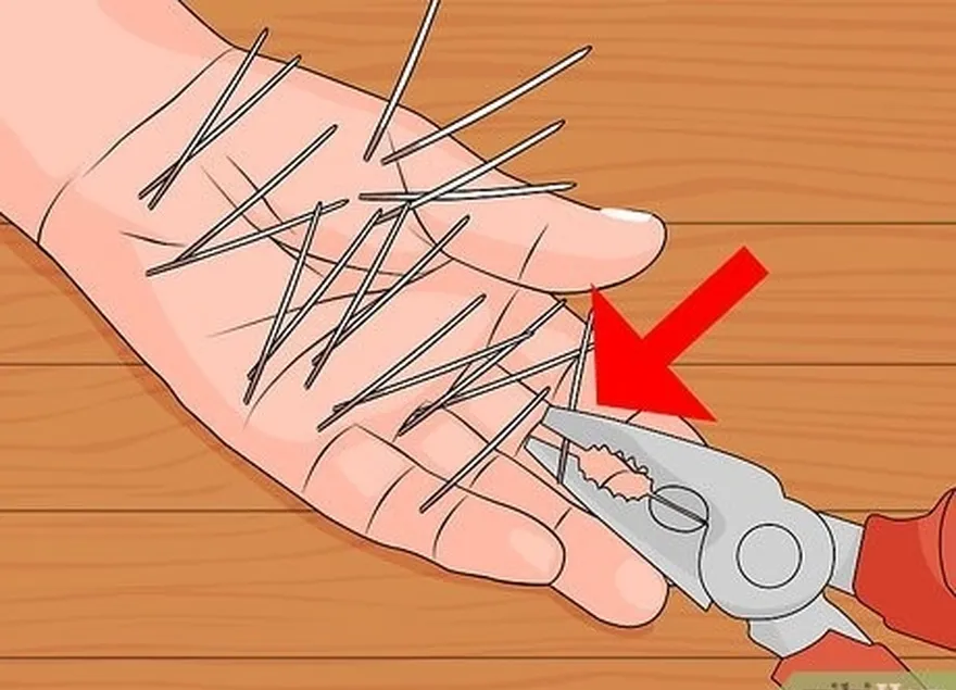 étape 4 approchez le premier piquant avec une pince plate ou un hémostatique.