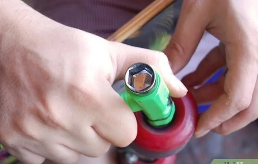 retirez les roues à l'aide d'une clé à cliquet ou d'un outil de skate.