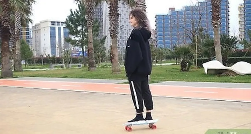 étape 1 déplacez le penny board sur une longue bande d'asphalte ou de béton.