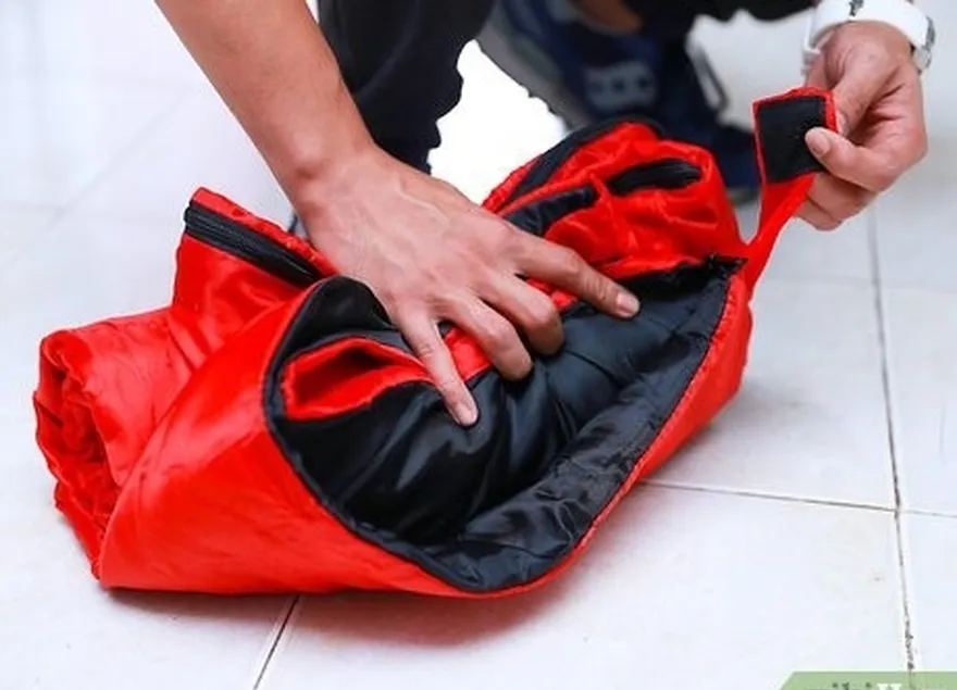 étape 7 utilisez les sangles attachées pour maintenir le sac roulé.