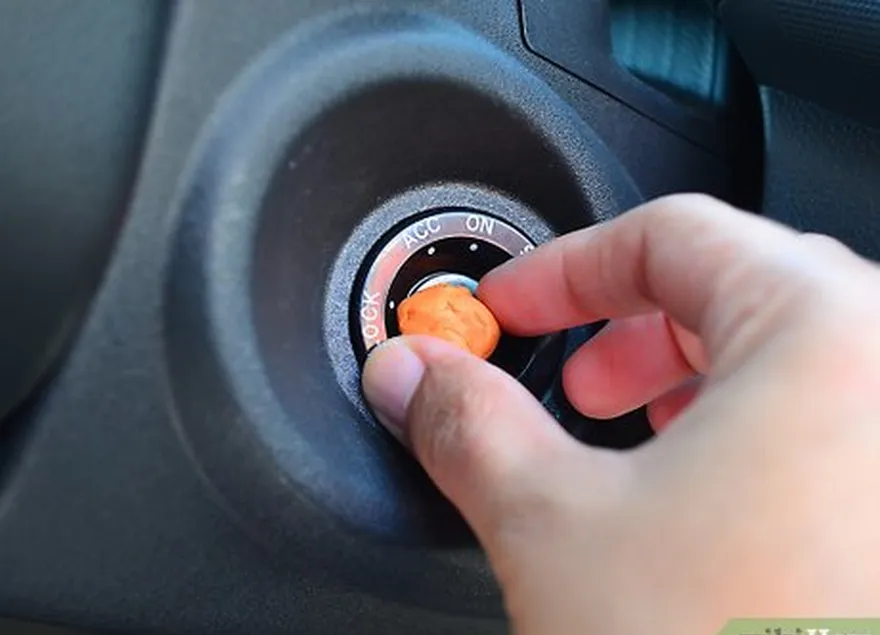 étape 2 mettre un objet dans le contact avant que le conducteur n'ait eu le temps d'insérer la clé.