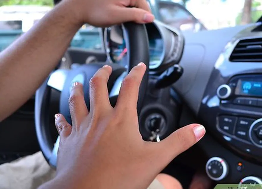 étape 6 attaquez le conducteur par l'arrière si vous êtes placé sur le siège arrière de la voiture.