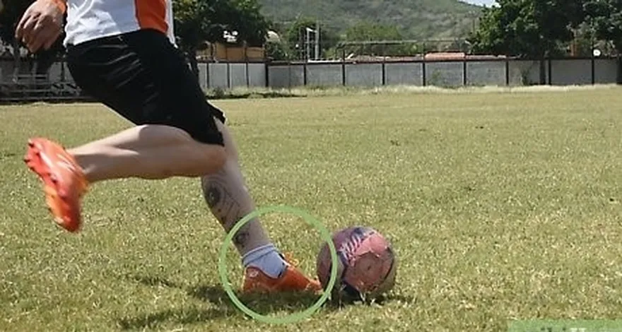 étape 2 gardez votre pied debout près du ballon.