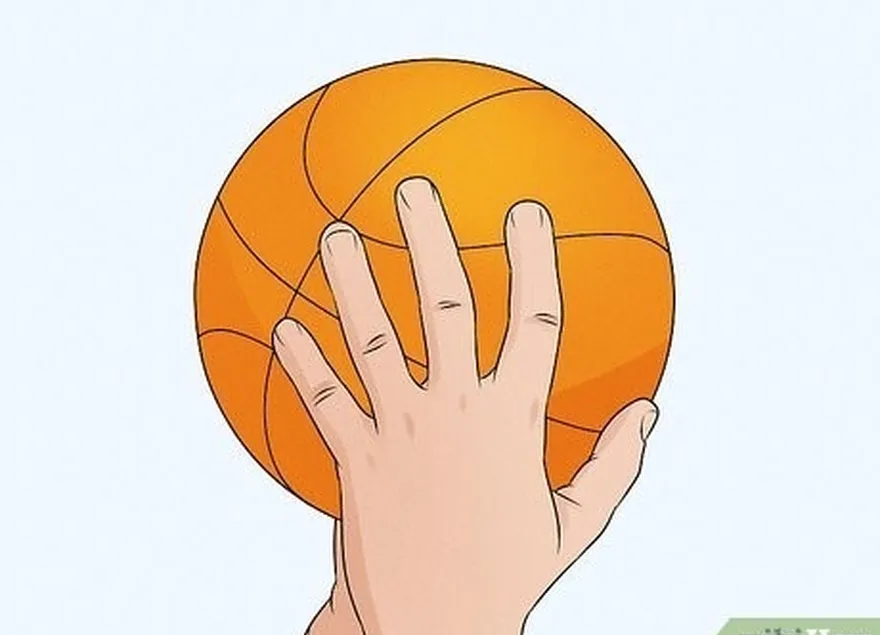 étape 5 maintenez le côté du ballon de basket avec votre main non dominante.