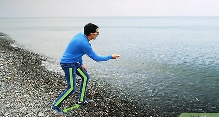 étape 1 faire face à l'eau en formant un léger angle, le bras au ras du sol.