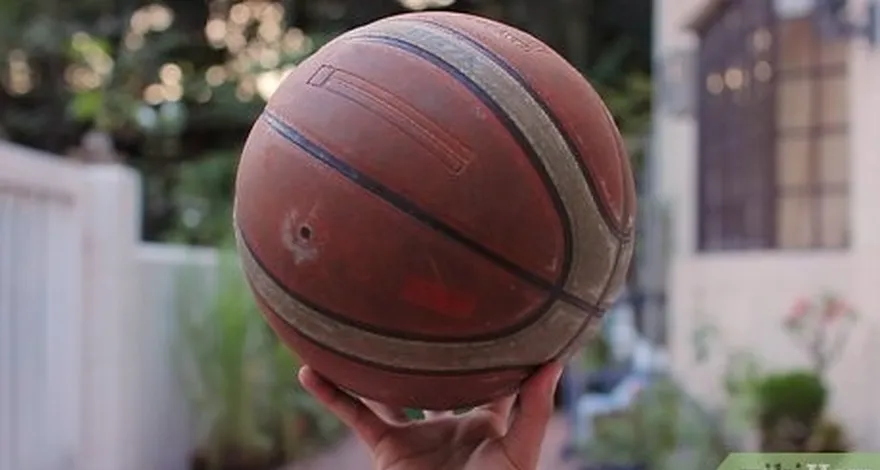 étape 4 tenez le ballon dans votre main dominante avec vos coussinets.