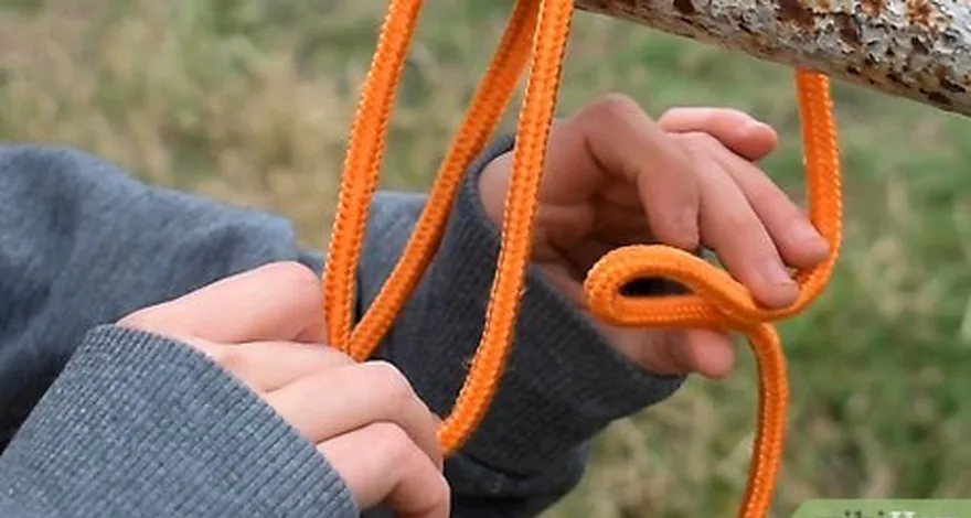 étape 2 former un autre nœud avec la corde du côté droit de la première boucle.